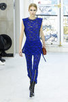 Mono en azul eléctrico de encaje para el desfile de Louis Vuitton en la Paris Fashion Week 2016