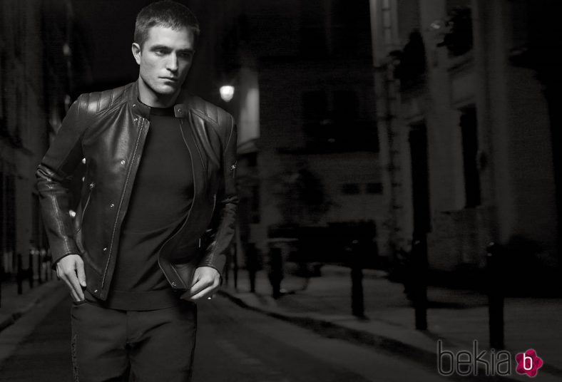 Robert Pattinson con una chaqueta de cuero de Dior para primavera/verano 2017