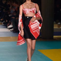Bikini con superposiciones florales en coral para el desfile de Miu Miu en la Paris Fashion Week 2016