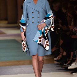 Abrigo de corte masculino doble botonadura en azul bebé para el desfile de Miu Miu en la Paris Fashion Week 2016