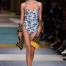 Bañador estampado de lunares en escala de azules  para el desfile de Miu Miu en la Paris Fashion Week 2016