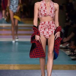 Bikini triángulo en rosa y braga alta para el desfile de Miu Miu en la Paris Fashion Week 2016