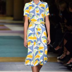 Vestido largo recto en colores cálidos para el desfile de Miu Miu en la Paris Fashion Week 2016
