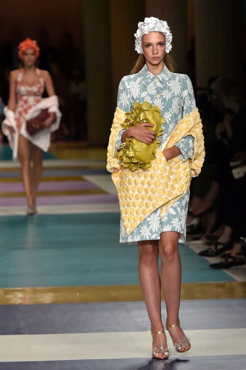 Vestido recto estampado en flores para el desfile de Miu Miu en la Paris Fashion Week 2016