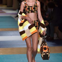 Bikini de dos piezas escala de marrones para el desfile de Miu Miu en la Paris Fashion Week 2016