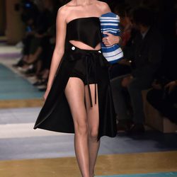 Conjunto negro con falda larga para el desfile de Miu Miu en la Paris Fashion Week 2016