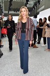 Olivia Palermo con un look setentero en el desfile de Giambattista Valli en la París Fashion Week