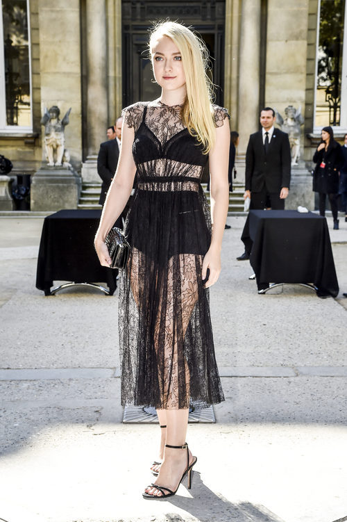 Dakota Fanning en el desfile de Valentino en la París Fashion Week