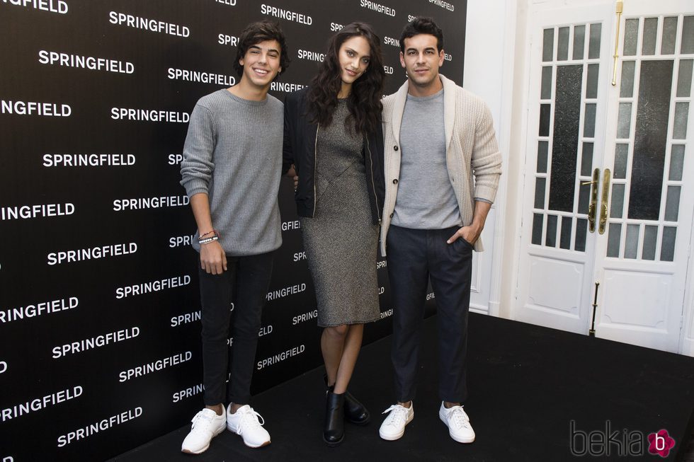Dalianah Arekion con Mario y Óscar Casas en la presentación de la campaña otoño/invierno 2016/2017 de Springfield