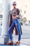 Hailey Baldwin con unos botines 'Mickay' de UGG colección 'Classic Street'