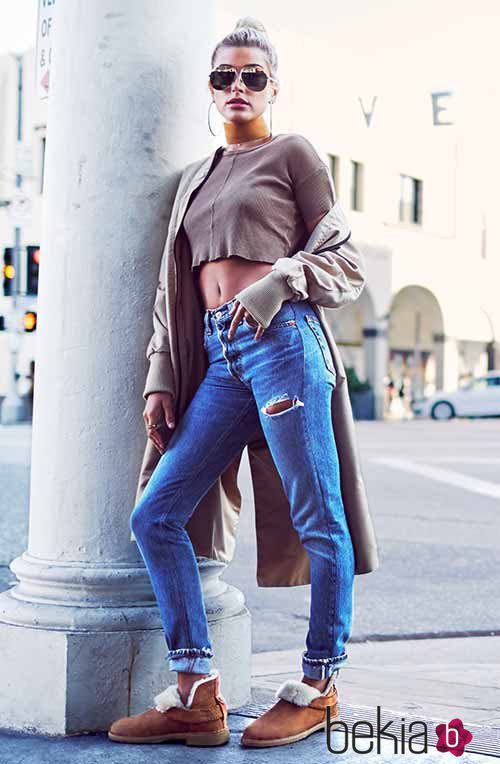 Hailey Baldwin con unos botines 'Mickay' de UGG colección 'Classic Street'