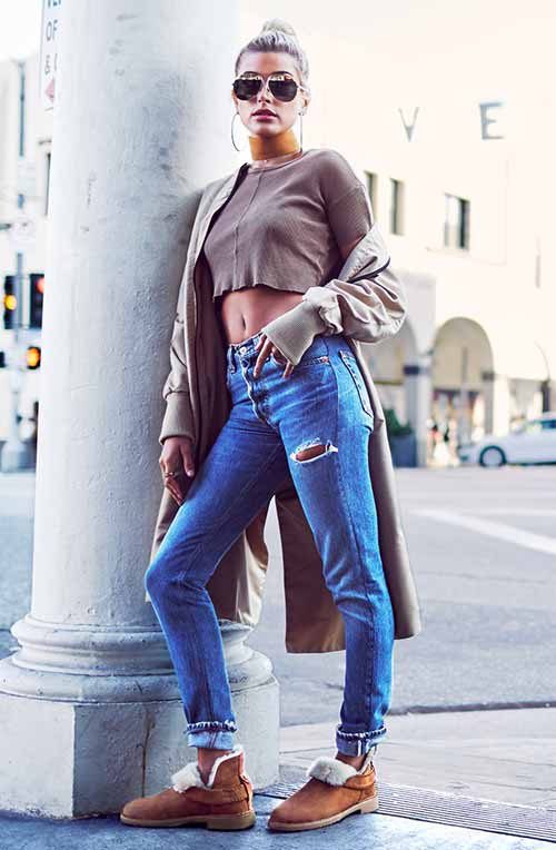 Hailey Baldwin con unos botines 'Mickay' de UGG colección 'Classic Street'
