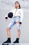Hailey Baldwin con unas botas 'Quincy' negras de UGG colección 'Classic Street'