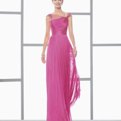 Eugenia Silva con un vestido rosa fucsia de la colección 'Cocktail 2017' de Rosa Clará