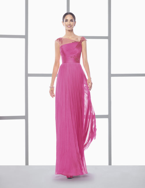 Eugenia Silva con un vestido rosa fucsia de la colección 'Cocktail 2017' de Rosa Clará