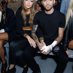 Zayn Malik y Gigi Hadid en el desfile de Versus Versace en la Fashion Week de Londres