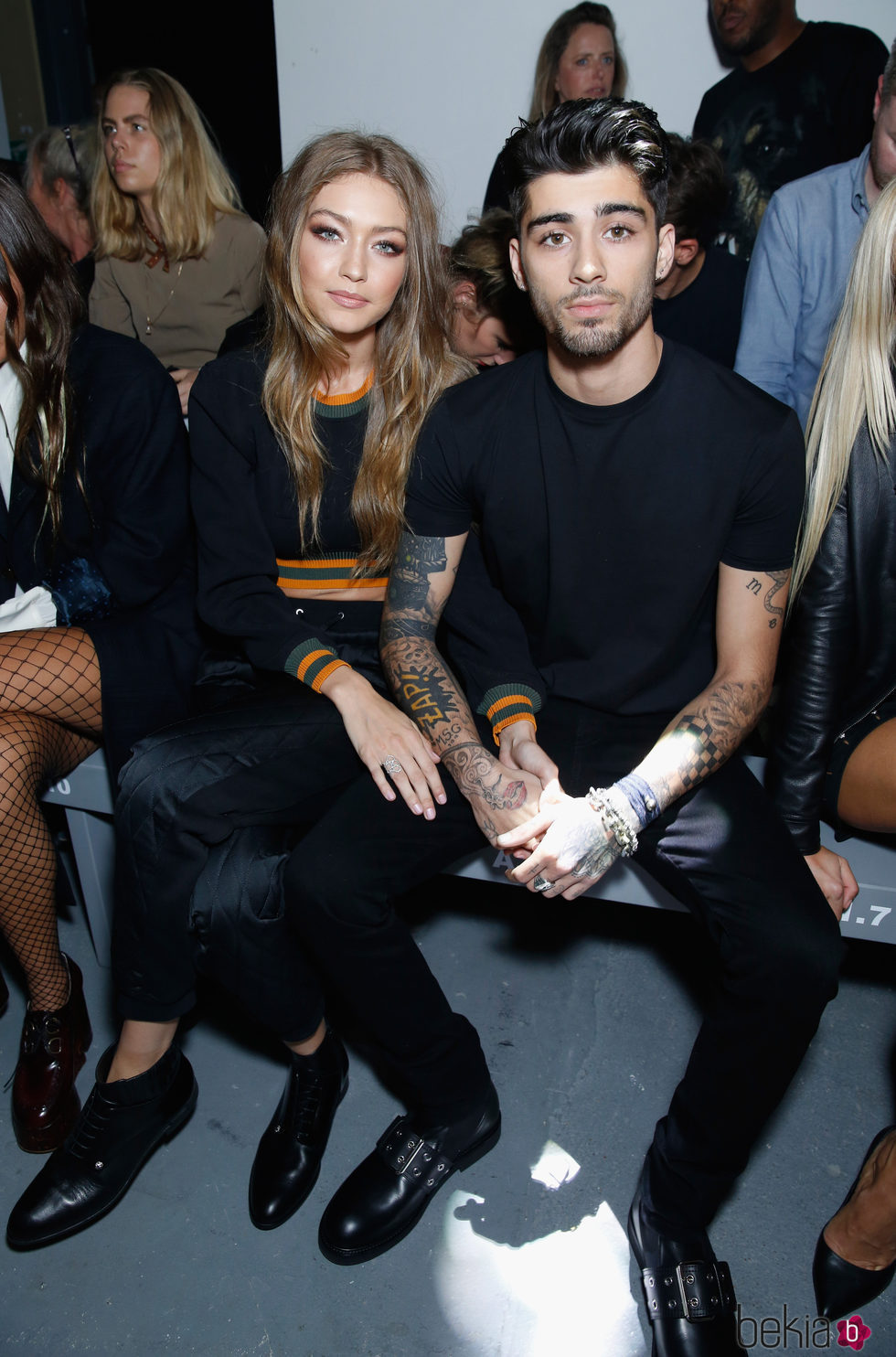 Zayn Malik y Gigi Hadid en el desfile de Versus Versace en la Fashion Week de Londres