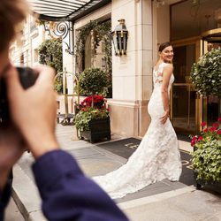 Irina Shayk en un reportaje con un vestido de 'Atelier 2017' de Pronovias
