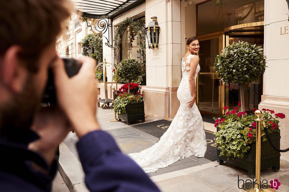 Irina Shayk en un reportaje con un vestido de 'Atelier 2017' de Pronovias