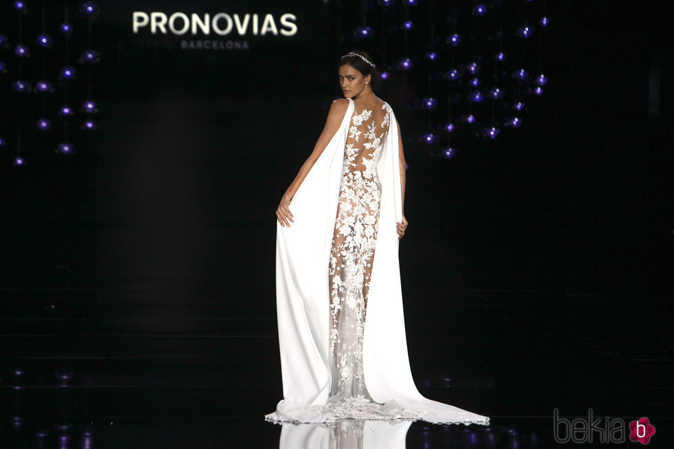 Irina Shayk con un vestido de encaje de la colección 'Atelier 2017' de Pronovias