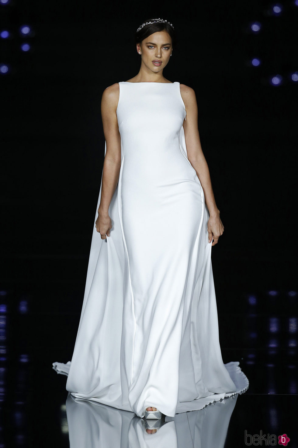 Irina Shayk con un vestido clásico de la colección 'Atelier 2017' de Pronovias