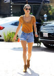 Alessandra Ambrosio con un look boho en las calles de California