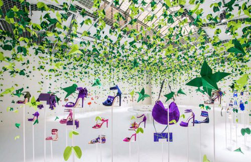 Accesorios de colores fríos de la colección primavera/verano 2017 de Jimmy Choo
