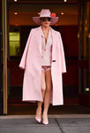 Lady Gaga con un total look rosa en las calles de Nueva York