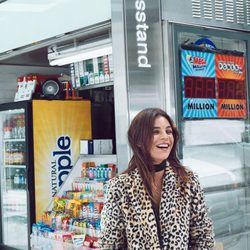 Julia Restoin con una chaqueta animal print de Mango colección 'Journey'