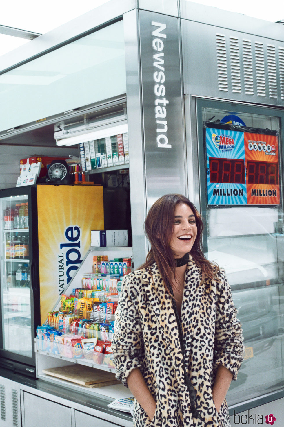Julia Restoin con una chaqueta animal print de Mango colección 'Journey'