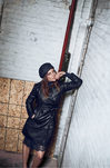 Julia Restoin con un trench negro de Mango colección 'Journey'