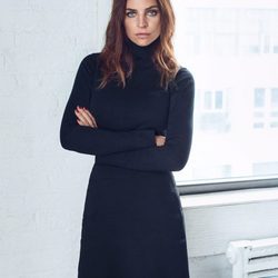 Julia Restoin con un jersey de cuello alto de Mango colección 'Journey'