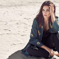 Julia Restoin con un kimono verde de Mango colección 'Journey'