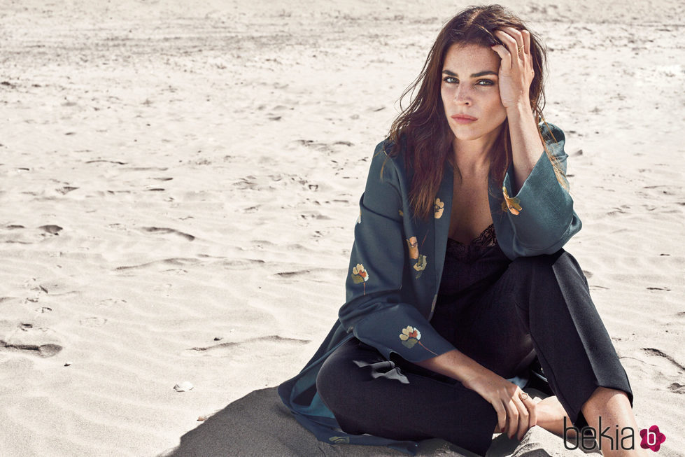 Julia Restoin con un kimono verde de Mango colección 'Journey'