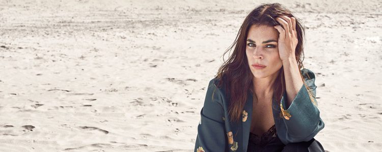 Julia Restoin con un kimono verde de Mango colección 'Journey'