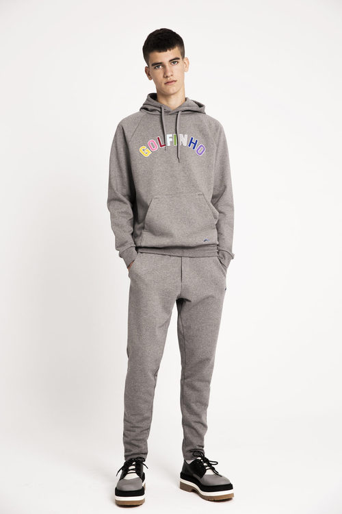 Pantalón y sudadera de color gris de David Delfín otoño/invierno 2016/2017