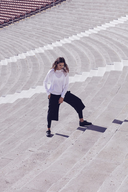 Izabel Goulart con una camiseta blanca de la colección 'Beautiful X Powerful' de Nike