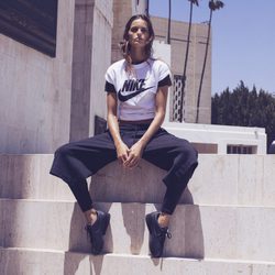Izabel Goulart con una camiseta con el logo de Nike de la colección 'Beautiful X Powerful'