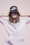 Izabel Goulart con una sudadera rosa de la colección 'Beautiful X Powerful' de Nike