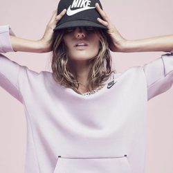 Izabel Goulart con una sudadera rosa de la colección 'Beautiful X Powerful' de Nike