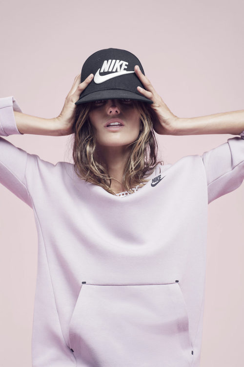 Izabel Goulart con una sudadera rosa de la colección 'Beautiful X Powerful' de Nike