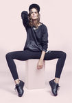 Izabel Goulart con un look negro de Nike colección 'Beautiful X Powerful'