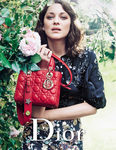 Marion Cotillard con un bolso Lady 2017 de color rojo de Dior
