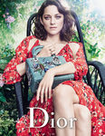 Marion Cotillard con un bolso bordado de la colección Lady 2017 de Dior