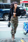 Bella Hadid con unos pantalones de camuflaje en Nueva York
