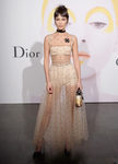 Bella Hadid con un vestido nude transparente en un evento de Dior