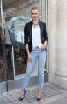 Karlie Kloss con un look urbano en una tienda de Swarovski en Los Ángeles