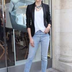 Karlie Kloss con un look urbano en una tienda de Swarovski en Los Ángeles