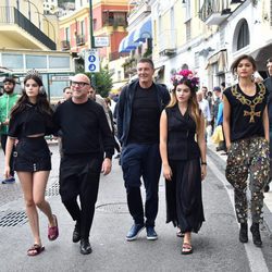 Domenico Dolce y Stefano Gabbana con las chicas 'millennials' para la primavera/verano 2017 de Dolce & Gabbana