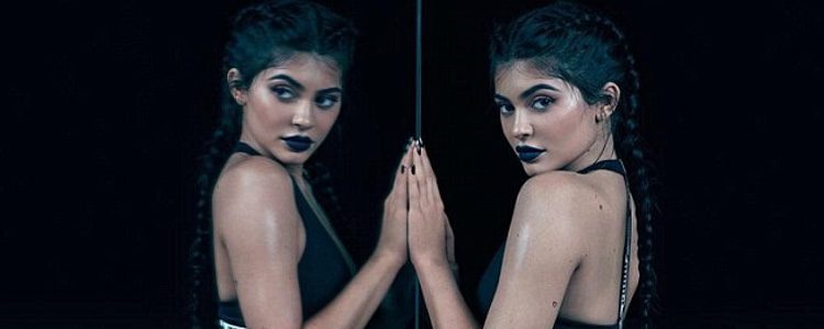 Kylie Jenner posando para la nueva colección de zapatillas 'Fierce' de Puma